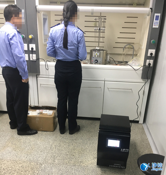 工作人員進(jìn)行毛發(fā)毒品檢測